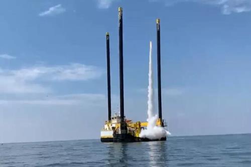 پرتاب یک موشک از روی سکوی شناور در آب های آمریکا