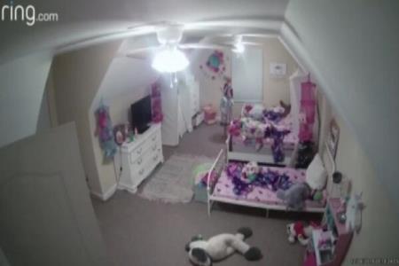 هكری با نفوذ به دوربین نظارتی یك دختر بچه را ترساند