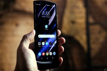 تقاضای زیاد عرضه موبایل تاشو را به تاخیر انداخت