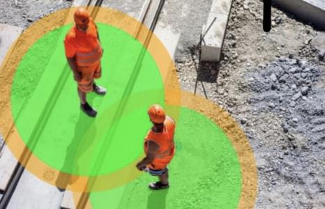 دستبندهای مخصوص فاصله گذاری اجتماعی را به كارگران اخطار می دهد